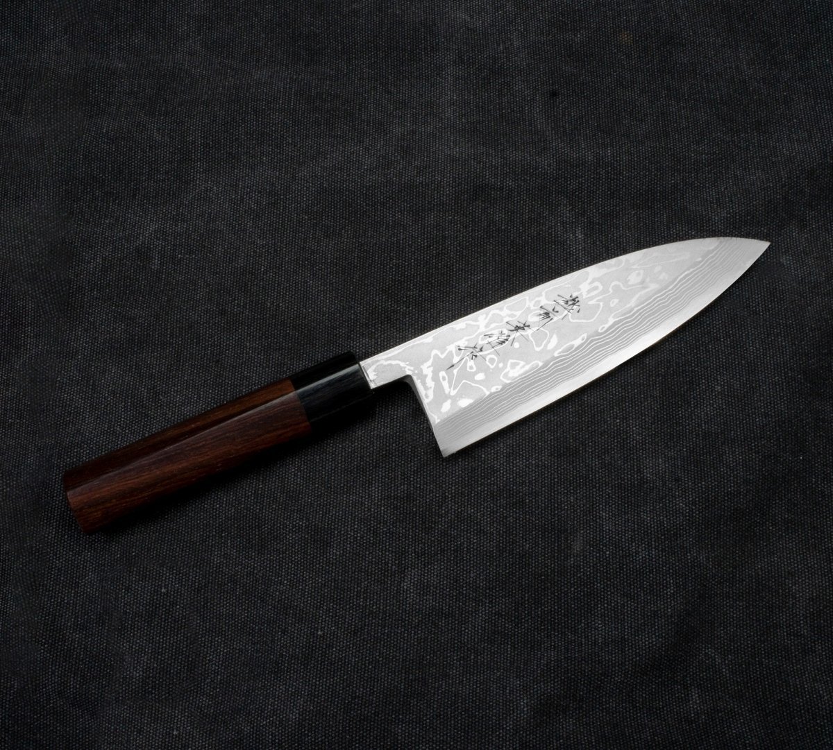 Nóż deba Hideo Kitaoka ze stali Shirogami na ciemnym tle
